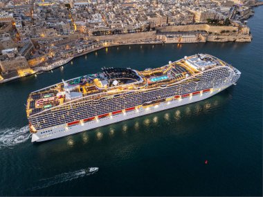 Malta, Valetta 'da gün batımının güzel olduğu bir yolcu gemisi.