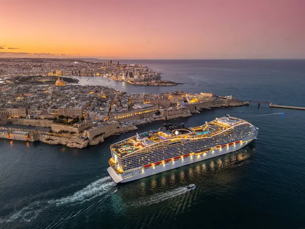 Malta, Valetta 'da gün batımının güzel olduğu bir yolcu gemisi.