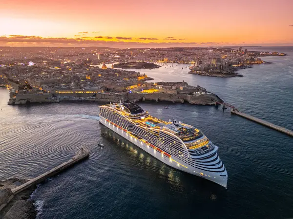 Malta, Valetta 'da gün batımının güzel olduğu bir yolcu gemisi.
