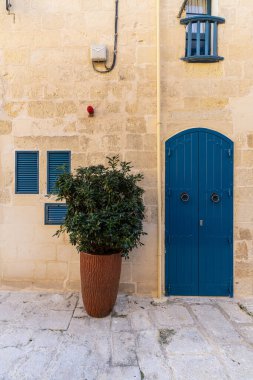 Malta 'da geleneksel ev işleri. Kireçtaşı sarısı tuğlalar ve renkli balkonlar, pencereler