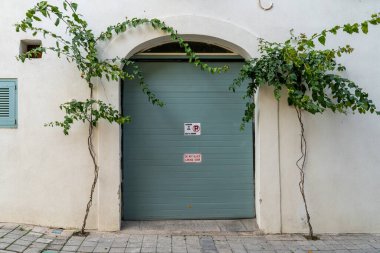 Malta 'da geleneksel ev işleri. Kireçtaşı sarısı tuğlalar ve renkli balkonlar, pencereler