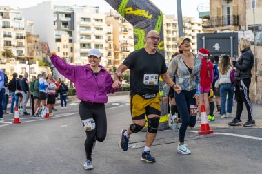 JULIAN 'S, MALTA-22 DEC 2024 - Koşucular 22 Aralık 2024 tarihinde St Julian' s 'da yapılan yıllık Malta koşusuna katıldılar..