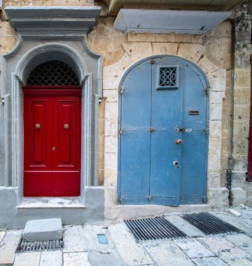 Malta 'da geleneksel ev işleri. Kireçtaşı sarısı tuğlalar ve renkli balkonlar, pencereler