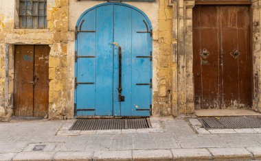 Malta 'da geleneksel ev işleri. Kireçtaşı sarısı tuğlalar ve renkli balkonlar, pencereler