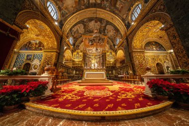 Valletta, Malta - 20 Aralık 2024. Saint John Katedrali 'nin süslü sahanlığı. Malta 'nın başkentinde Roma Katolik Kilisesi. Güzel barok mimarisi..