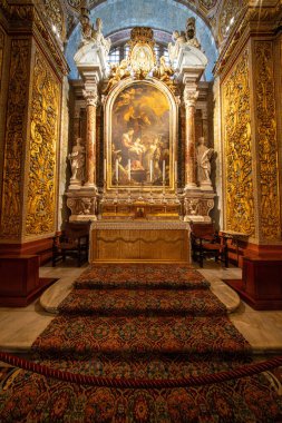 Valletta, Malta - 20 Aralık 2024. Saint John Katedrali 'nin süslü sahanlığı. Malta 'nın başkentinde Roma Katolik Kilisesi. Güzel barok mimarisi..