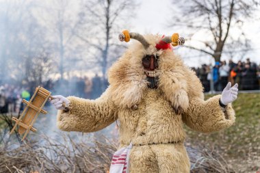 MOHACS, HUNGARY - Mart 01: Busojaras Karnavalı. Bahar kutlamaları için kimliksiz kişi maske takıyor. 01 Mart 2025, Mohacs, Macaristan.