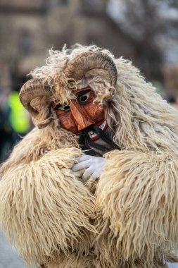 MOHACS, HUNGARY - Mart 01: Busojaras Karnavalı. Bahar kutlamaları için kimliksiz kişi maske takıyor. 01 Mart 2025, Mohacs, Macaristan.