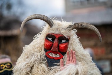 MOHACS, HUNGARY - Mart 01: Busojaras Karnavalı. Bahar kutlamaları için kimliksiz kişi maske takıyor. 01 Mart 2025, Mohacs, Macaristan.