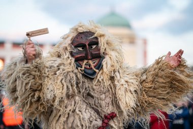 MOHACS, HUNGARY - Mart 01: Busojaras Karnavalı. Bahar kutlamaları için kimliksiz kişi maske takıyor. 01 Mart 2025, Mohacs, Macaristan.