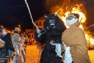 MOHACS, HUNGARY - Mart 01: Busojaras Karnavalı. Bahar kutlamaları için kimliksiz kişi maske takıyor. 01 Mart 2025, Mohacs, Macaristan.