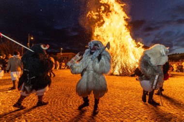 MOHACS, HUNGARY - Mart 01: Busojaras Karnavalı. Bahar kutlamaları için kimliksiz kişi maske takıyor. 01 Mart 2025, Mohacs, Macaristan.