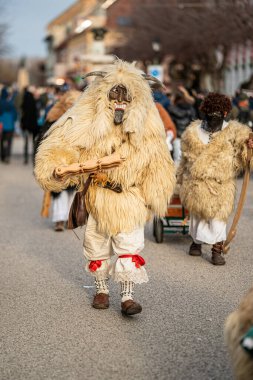 MOHACS, HUNGARY - Mart 01: Busojaras Karnavalı. Bahar kutlamaları için kimliksiz kişi maske takıyor. 01 Mart 2025, Mohacs, Macaristan.