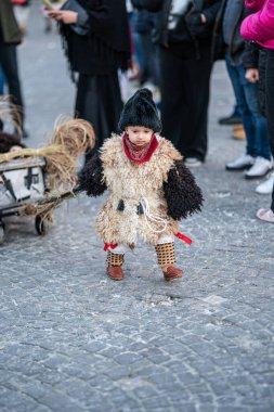 MOHACS, HUNGARY - Mart 01: Busojaras Karnavalı. Bahar kutlamaları için kimliksiz kişi maske takıyor. 01 Mart 2025, Mohacs, Macaristan.