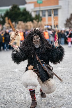 MOHACS, HUNGARY - Mart 01: Busojaras Karnavalı. Bahar kutlamaları için kimliksiz kişi maske takıyor. 01 Mart 2025, Mohacs, Macaristan.