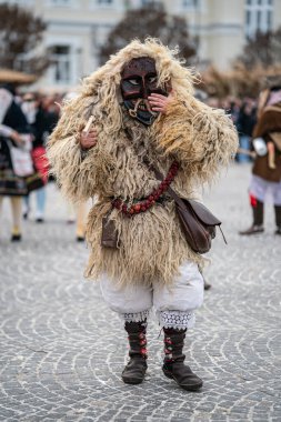 MOHACS, HUNGARY - Mart 01: Busojaras Karnavalı. Bahar kutlamaları için kimliksiz kişi maske takıyor. 01 Mart 2025, Mohacs, Macaristan.