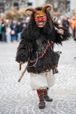 MOHACS, HUNGARY - Mart 01: Busojaras Karnavalı. Bahar kutlamaları için kimliksiz kişi maske takıyor. 01 Mart 2025, Mohacs, Macaristan.