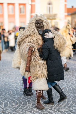 MOHACS, HUNGARY - Mart 01: Busojaras Karnavalı. Bahar kutlamaları için kimliksiz kişi maske takıyor. 01 Mart 2025, Mohacs, Macaristan.