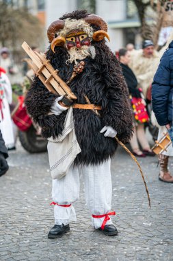 MOHACS, HUNGARY - Mart 01: Busojaras Karnavalı. Bahar kutlamaları için kimliksiz kişi maske takıyor. 01 Mart 2025, Mohacs, Macaristan.