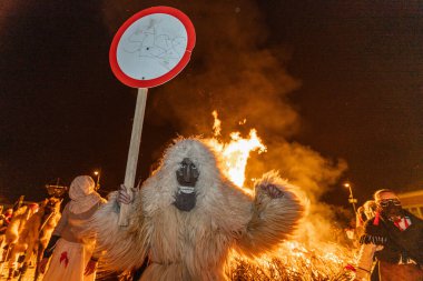 MOHACS, HUNGARY - Mart 01: Busojaras Karnavalı. Bahar kutlamaları için kimliksiz kişi maske takıyor. 01 Mart 2025, Mohacs, Macaristan.