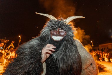 MOHACS, HUNGARY - Mart 01: Busojaras Karnavalı. Bahar kutlamaları için kimliksiz kişi maske takıyor. 01 Mart 2025, Mohacs, Macaristan.