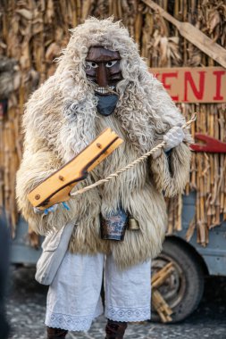 MOHACS, HUNGARY - Mart 01: Busojaras Karnavalı. Bahar kutlamaları için kimliksiz kişi maske takıyor. 01 Mart 2025, Mohacs, Macaristan.