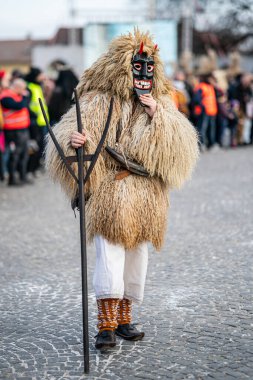 MOHACS, HUNGARY - Mart 01: Busojaras Karnavalı. Bahar kutlamaları için kimliksiz kişi maske takıyor. 01 Mart 2025, Mohacs, Macaristan.