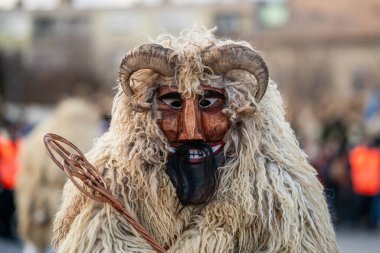 MOHACS, HUNGARY - Mart 01: Busojaras Karnavalı. Bahar kutlamaları için kimliksiz kişi maske takıyor. 01 Mart 2025, Mohacs, Macaristan.