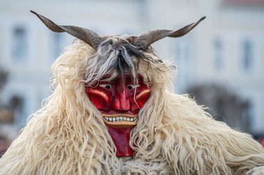 MOHACS, HUNGARY - Mart 01: Busojaras Karnavalı. Bahar kutlamaları için kimliksiz kişi maske takıyor. 01 Mart 2025, Mohacs, Macaristan.