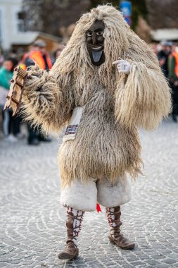 MOHACS, HUNGARY - Mart 01: Busojaras Karnavalı. Bahar kutlamaları için kimliksiz kişi maske takıyor. 01 Mart 2025, Mohacs, Macaristan.