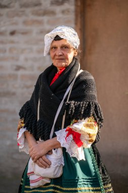 MOHACS, HUNGARY - 04 Mart Busojaras Karnavalı. Busojarac Karnavalı sırasındaki ziyaretçi kadın. 4 Mart 2025, Mohacs, Macaristan.