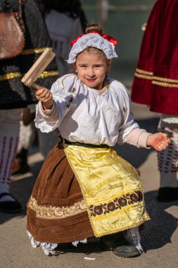 MOHACS, HUNGARY - 04 Mart Busojaras Karnavalı. Busojarac Karnavalı sırasındaki ziyaretçi kadın. 4 Mart 2025, Mohacs, Macaristan.