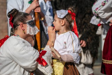 MOHACS, HUNGARY - 04 Mart Busojaras Karnavalı. Busojarac Karnavalı sırasındaki ziyaretçi kadın. 4 Mart 2025, Mohacs, Macaristan.
