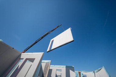 Havalandırılmış hafif duvarları yapım aşamasında olan tamamlanmamış özel ev manzarası