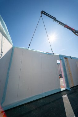 Havalandırılmış hafif duvarları yapım aşamasında olan tamamlanmamış özel ev manzarası