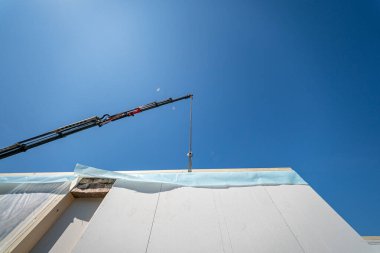 Havalandırılmış hafif duvarları yapım aşamasında olan tamamlanmamış özel ev manzarası