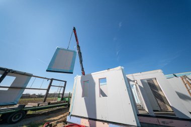 Havalandırılmış hafif duvarları yapım aşamasında olan tamamlanmamış özel ev manzarası