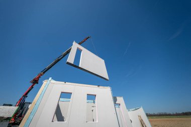 Havalandırılmış hafif duvarları yapım aşamasında olan tamamlanmamış özel ev manzarası