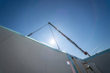 Havalandırılmış hafif duvarları yapım aşamasında olan tamamlanmamış özel ev manzarası