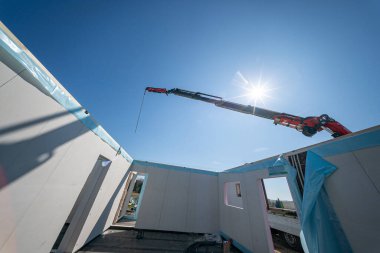 Havalandırılmış hafif duvarları yapım aşamasında olan tamamlanmamış özel ev manzarası