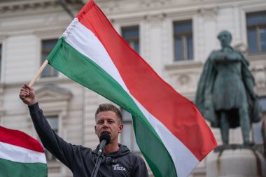 Pecs, Macaristan - 11 Nisan 2025: Macar siyasetçi Peter Macar muhalefet lideri ve Tisza partisi bir konuşma yaptı