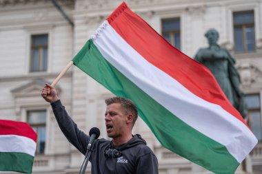 Pecs, Macaristan - 11 Nisan 2025: Macar siyasetçi Peter Macar muhalefet lideri ve Tisza partisi bir konuşma yaptı