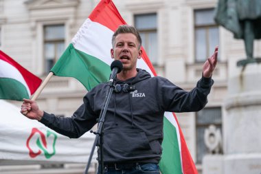 Pecs, Macaristan - 11 Nisan 2025: Macar siyasetçi Peter Macar muhalefet lideri ve Tisza partisi bir konuşma yaptı