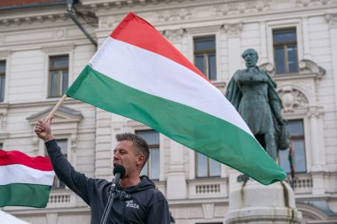 Pecs, Macaristan - 11 Nisan 2025: Macar siyasetçi Peter Macar muhalefet lideri ve Tisza partisi bir konuşma yaptı