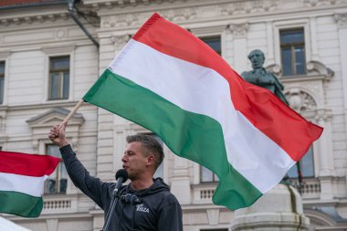 Pecs, Macaristan - 11 Nisan 2025: Macar siyasetçi Peter Macar muhalefet lideri ve Tisza partisi bir konuşma yaptı