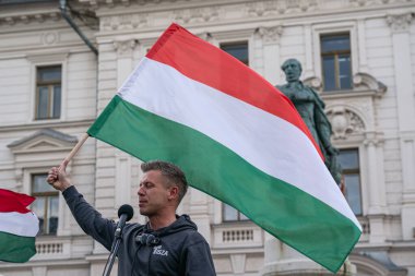 Pecs, Macaristan - 11 Nisan 2025: Macar siyasetçi Peter Macar muhalefet lideri ve Tisza partisi bir konuşma yaptı