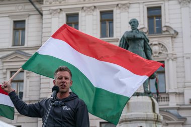 Pecs, Macaristan - 11 Nisan 2025: Macar siyasetçi Peter Macar muhalefet lideri ve Tisza partisi bir konuşma yaptı