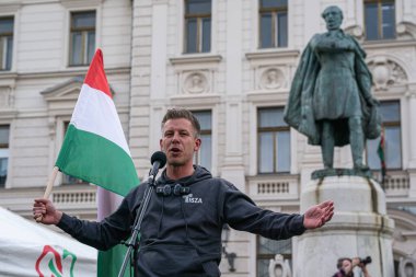 Pecs, Macaristan - 11 Nisan 2025: Macar siyasetçi Peter Macar muhalefet lideri ve Tisza partisi bir konuşma yaptı
