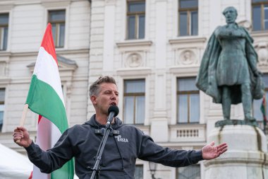 Pecs, Macaristan - 11 Nisan 2025: Macar siyasetçi Peter Macar muhalefet lideri ve Tisza partisi bir konuşma yaptı