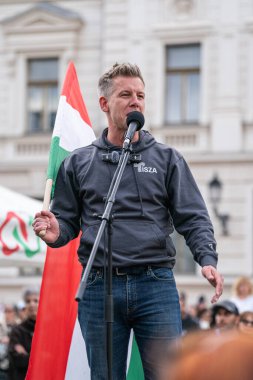Pecs, Macaristan - 11 Nisan 2025: Macar siyasetçi Peter Macar muhalefet lideri ve Tisza partisi bir konuşma yaptı